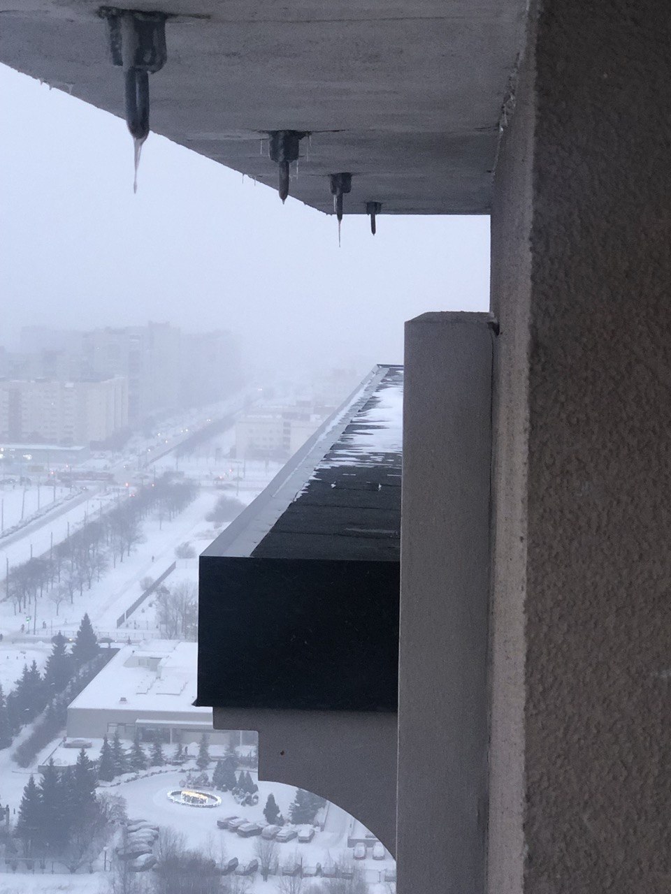 Промышленные альпинисты работают на кровле со сложным доступом